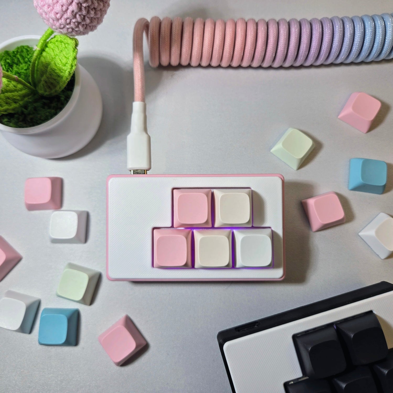 TogKey Pad customizable macropad pink and white macropad featuring 5 pastel keycaps and compact design with pastel cables